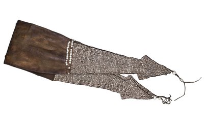 Borsa di pelle decorata con conchiglie marginella nirosa, probabilmente XVII secolo da American